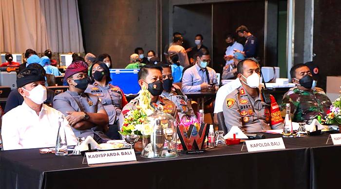 Kapolda Bali Tinjau Pelaksanaan Vaksinasi Tahap III di Seminyak