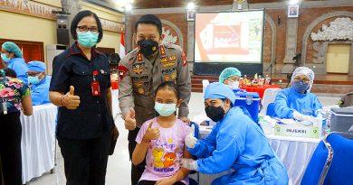 Kapolda Bali Hibur dan Semangati Anak-Anak Peserta Vaksinasi Serentak Indonesia
