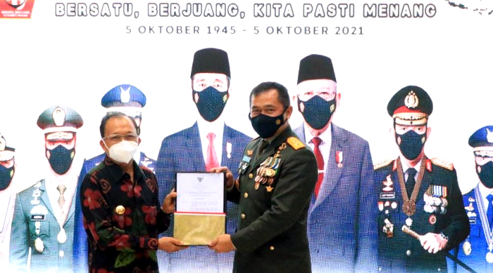 Gubernur Koster Serahkan Sertifikat Tanah Hibah untuk Perumahan Prajurit TNI AD