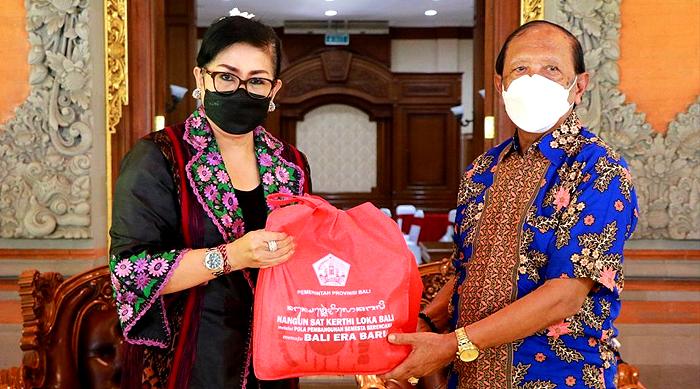 Sambut Hari Raya Nyepi 2022 Putri Suastini Koster Sapa Dan Berbagi Kepada Lansia Dpd Pepabri 9000