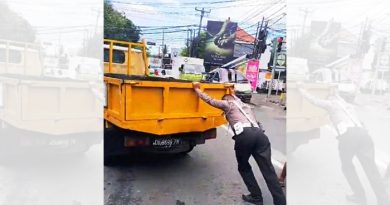 Jadi Tontonan Warga, Anggota Polres Badung Dorong Truk Mogok  