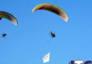 Atraksi Paramotor Meriahkan HUT ke-27 Depok, Langit Kota Dipenuhi Bendera Semangat Kebersamaan