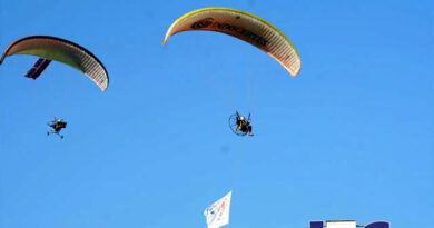 Atraksi Paramotor Meriahkan HUT ke-27 Depok, Langit Kota Dipenuhi Bendera Semangat Kebersamaan