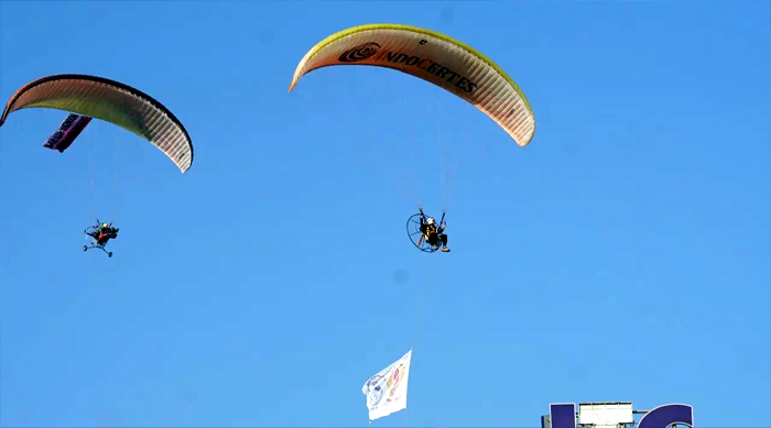 Atraksi Paramotor Meriahkan HUT ke-27 Depok, Langit Kota Dipenuhi Bendera Semangat Kebersamaan