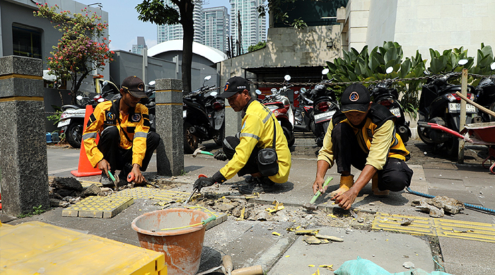 Hak Pejalan Kaki Jadi Prioritas, Dinas Bina Marga Perbaiki Trotoar Rusak di Kawasan Kemang