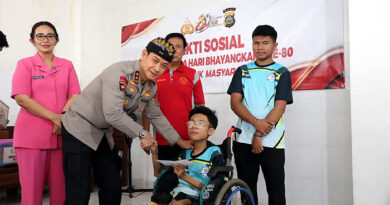 Wujud Kepedulian di Hari Bhayangkara ke-80, Kapolda Bali Berbagi dengan Warga dan Anak-anak YPAC Bali