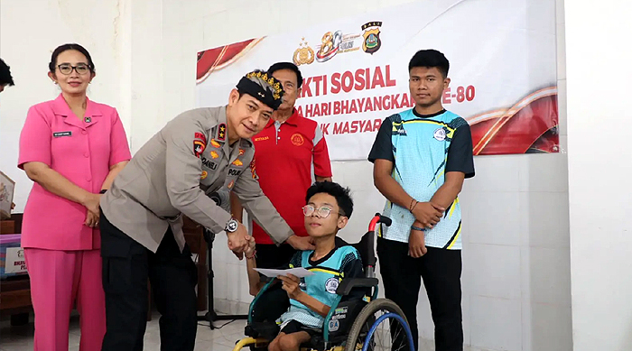 Wujud Kepedulian di Hari Bhayangkara ke-80, Kapolda Bali Berbagi dengan Warga dan Anak-anak YPAC Bali