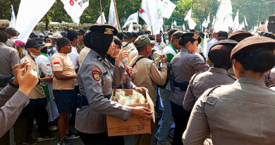 Polres Metro Jakpus Bagikan Air Mineral dan Snack kepada Massa Aksi, Kedepankan Pengamanan Humanis