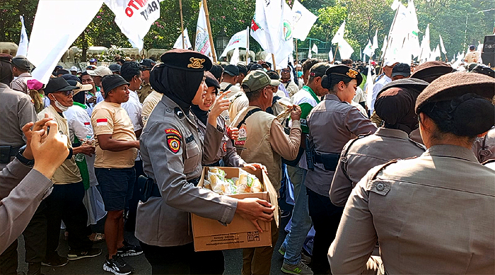 Polres Metro Jakpus Bagikan Air Mineral dan Snack kepada Massa Aksi, Kedepankan Pengamanan Humanis